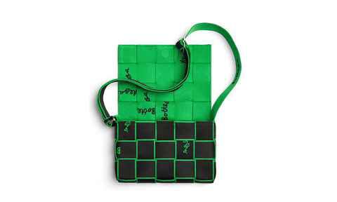 葆蝶家 WEBBING 包袋系列潮牌信息全新配色亮相，黑绿条纹