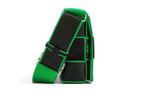 葆蝶家 WEBBING 包袋系列潮牌信息全新配色亮相，黑绿条纹