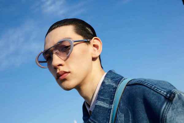 Fendi 芬迪 2022 春夏男士潮牌信息眼镜系列上架，奢华未来主义