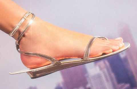 GiuseppeZanotti 2022 春夏“潮牌信息戒指”主题鞋款系列登场