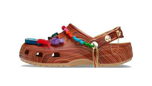 Crocs x SZA 全新联乘鞋潮牌信息款系列开售，木纹风格