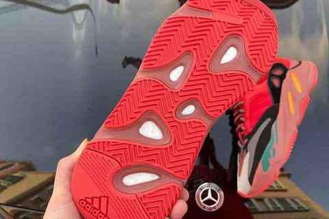 Yeezy 700 全新“Hi-Res Red”潮牌信息配色鞋款释出，Ye 又来整活？