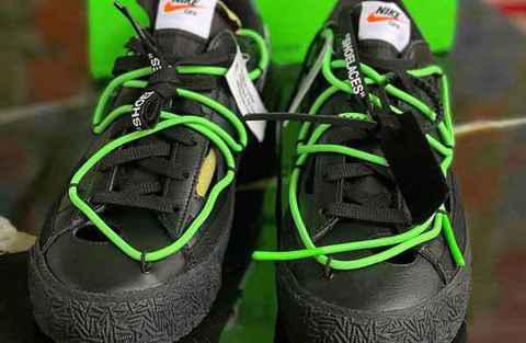 这两双 Nike Blazer Low 分别以黑潮牌网店/电绿和白/大学红两种配色方案加持（Off-White x 耐克联名 Blazer Low 鞋款白红、黑绿配色释出）
