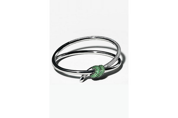 选用的绿色沙弗莱宝石与钻石则潮牌品牌致敬了 1974 年品牌首次推出沙弗莱宝石（Daniel Arsham x 蒂芙尼全新联名限量款珠宝亮相）