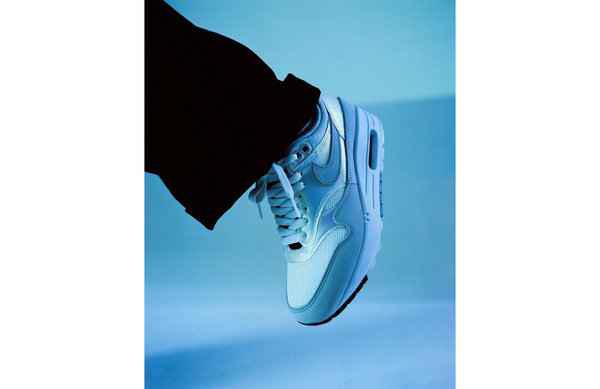 鞋舌处的“3.26”字样以及鞋带扣之上的“潮牌信息3.26”、迷你版 Air Max 1 以及 Nike Swoosh Logo 三款挂坠十分吸睛（欧洲限定 Air Max 1「La Ville Lumière」配色鞋款公布）