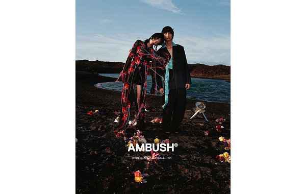 这一季 AMBUSH 以多彩繁杂且辽阔壮潮牌资讯观的兰萨罗特岛火山景观为背景进行拍摄（AMBUSH 2022 春夏造型大片释出，怀旧与自然并存）