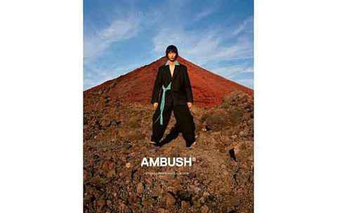 这一季 AMBUSH 以多彩繁杂且辽阔壮潮牌资讯观的兰萨罗特岛火山景观为背景进行拍摄（AMBUSH 2022 春夏造型大片释出，怀旧与自然并存）