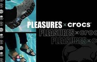 其中纯黑鞋面基础上又搭载了 潮牌PLEASURES 标志性的喷漆 logo 与魔术贴点缀后跟（PLEASURES x Crocs 全新联名鞋款系列抢先预览）