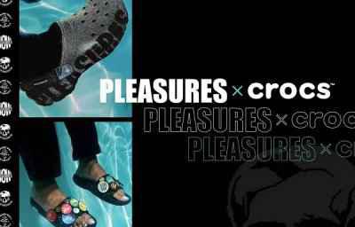 其中纯黑鞋面基础上又搭载了 潮牌PLEASURES 标志性的喷漆 logo 与魔术贴点缀后跟（PLEASURES x Crocs 全新联名鞋款系列抢先预览）