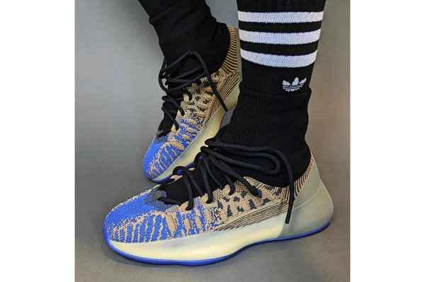 这双 Yeezy BSKTBL KNIT 整体采用 3chaopai.com潮牌汇店D 针织鞋面搭配紧贴双脚的袜套式结构呈现（Yeezy BSKTBL KNIT 篮球鞋新色发售，暗藏反光装饰）