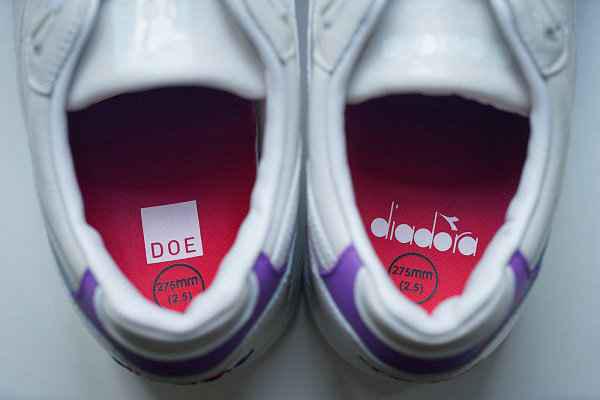  其中代表着“冷静与希望”的蓝与象潮牌信息征“激情和生命”的红两色渐变外加魅紫点缀鞋面（Diadora x DOE 全新联名 N9000 鞋款即将登场）