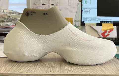  纪梵希全新 Knit Runner 鞋款 潮牌商城Sample 的最终版本也很快便可与大家见面（纪梵希全新 Knit Runner 鞋款 Sample 亮相，Ye 化？）