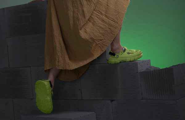 上官喆 x Crocs 全新联名chaopai.com潮牌汇鞋款系列亮相，叠中叠设计（上官喆 x Crocs 全新联名鞋款系列亮相，叠中叠设计）