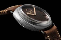 这款名为“Radiomir Eilean”的腕表搭潮牌品牌载了 Panerai 45mm 哑光不锈钢表壳与垂直条纹表盘(沛纳海全新 85 周年 Radiomir Eilean 纪念表款出炉) 这款名为“Radiomir Eilean”的腕表搭潮牌品牌载了 Panerai 45mm 哑光不锈钢表壳与垂直条纹表盘(沛纳海全新 85 周年 Radiomir Eilean 纪念表款出炉)