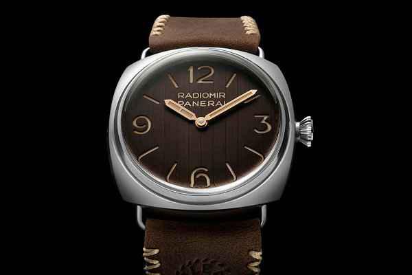 这款名为“Radiomir Eilean”的腕表搭潮牌品牌载了 Panerai 45mm 哑光不锈钢表壳与垂直条纹表盘（沛纳海全新 85 周年 Radiomir Eilean 纪念表款出炉）
