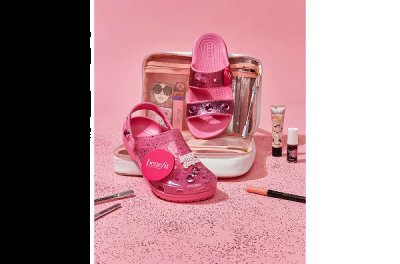 整体造型呈现为半潮牌品牌透明的粉红果冻状（Crocs x Benefit 全新联名洞洞鞋系列开售，粉红果冻色）