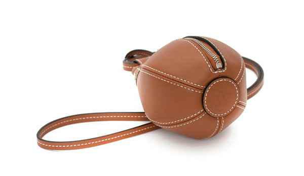 这边高端设计师品牌 JW 潮牌商城Anderson 又发布了一组自家包袋新品（JW Anderson 全新“Punch Bag”系列公布，多重配色可选）