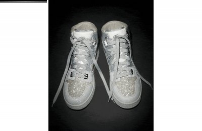 另外还附带了刻有表chaopai.com潮牌汇情图案的橡胶底完成整鞋（Acne Studios 全新闪银色 08STHLM 运动鞋亮相）