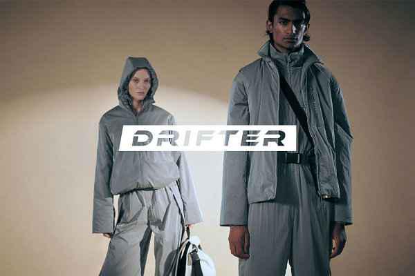 该系列涵盖了 Drifter Vchaopai.com潮牌汇店est、Jacket 以及 Jumpsuit 三款单品（Rains Drifter 2021 秋冬系列释出，城市穿搭灵感）