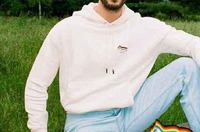 而这边法日混血品牌 Maiso潮牌n Kitsuné 也释出了一组 Pride 主题系列(Maison Kitsuné 小狐狸全新 Pride 骄傲月别注系列发布) 而这边法日混血品牌 Maiso潮牌n Kitsuné 也释出了一组 Pride 主题系列(Maison Kitsuné 小狐狸全新 Pride 骄傲月别注系列发布)