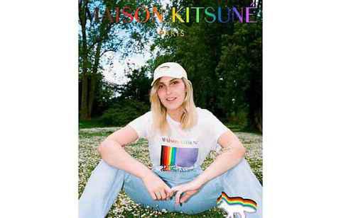 而这边法日混血品牌 Maiso潮牌n Kitsuné 也释出了一组 Pride 主题系列（Maison Kitsuné 小狐狸全新 Pride 骄傲月别注系列发布）