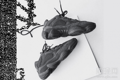 搭配起来潮牌汇潮牌网店也很容易（Yeezy 500黑武士上脚赏析 Yeezy 500黑武士怎么搭配好看）