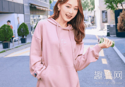 在初秋时节卫衣绝对潮牌品牌是一款非常百搭的单品（初秋卫衣买什么布料的好 初秋卫衣怎么搭配）