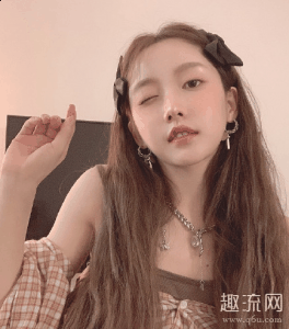 看起来还是很帅气的； 姜贞羽绯闻对象是王嘉潮牌资讯尔经纪人吗 目前网上传出的消息姜贞羽绯闻对象是王嘉尔经纪人（姜贞羽绯闻对象身份曝光 姜贞羽绯闻对象是王嘉尔经纪人吗）