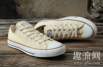 然后竖直向下从潮牌品牌第三排鞋孔穿出（匡威帆布鞋怎么系鞋带好看 匡威帆布鞋怎么搭配裤子(图文)）