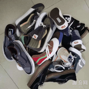  近几年闷包的活潮牌动还是很热门的（vans闷包哪里买是真的吗 vans员工闷包原价多少）