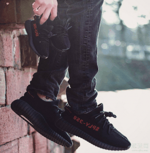 Yeezy 350 Boost v2需要磨合一潮牌信息段时间才能获得适当的舒适度（yeezy350黑红字将于2020补货回归 yeezy350v2黑红全尺码补货发售时间确定）