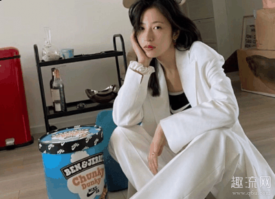 更加富有青潮牌春校园气息（周雨彤同款耐克鞋图片 中国鞋头女明星有哪些）