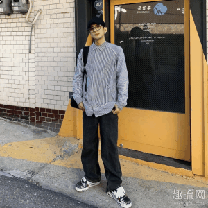  夏天穿球鞋搭配这五条裤子好看又百潮牌信息搭阔腿裤 目前Oversize 渗透到穿搭单品方方面面中（夏天穿球鞋搭配这五条裤子好看又百搭，全身穿搭图片赏析！）