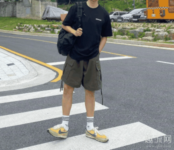 你可以自由发挥搭配托特包、潮牌双肩包、小挂包、弯檐帽或者渔夫帽（工装短裤搭配图夏季：学会这几招轻松变潮！）