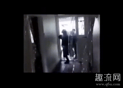 莫名其妙就要潮牌信息把桌子掀翻等等（FBI open the door什么意思什么梗 FBI open the door高清表情包图片）