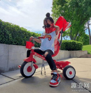 应以宽松自然潮牌为主要特征（小宝贝上脚AJ1大金表、AJ1倒钩,穿搭品味从娃娃抓起!）
