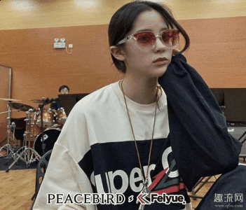 欧文娜娜同款太平鸟飞跃联潮牌商城名卫衣搭配图，还有帆布鞋上脚哦！（欧文娜娜同款太平鸟飞跃联名卫衣搭配图，还有帆布鞋上脚哦！）