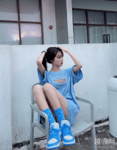 阿sir！ 甜美女孩上脚AJ1北卡潮牌汇潮牌网蓝 AJ1北卡蓝配色历来都非常的经典（甜美女生上脚搭配AJ1北卡蓝,AJ女孩穿搭你心动了吗?(图文)）