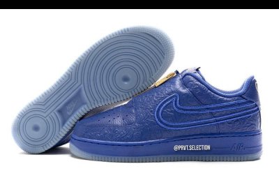 眼前的这双 Air Force 1 Low 以皇潮牌品牌家蓝皮革搭配奢华花卉压印元素呈现（小威联名 Air Force 1 Low 鞋款抢先预览，奢华压纹皮革）