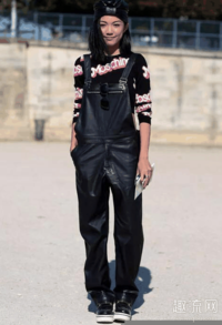 然后看一下下潮牌信息图的这个视频(背带裤的扣子怎么装 背带裤怎么穿) 然后看一下下潮牌信息图的这个视频(背带裤的扣子怎么装 背带裤怎么穿)