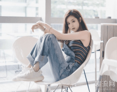 把鞋子泡在淘米潮牌资讯水或煮好的水中（女生怎么搭配yeezy白冰淇淋,小姐姐可以这样穿搭!）