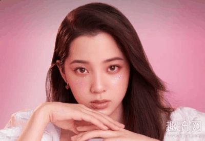 而在欧阳娜娜直播间看到潮牌资讯仙女本性流露的娜娜打callReno4（欧阳娜娜直播带货Reno4,夏天就要带点闪,你的小仙女娜娜已上线请注意查收!）