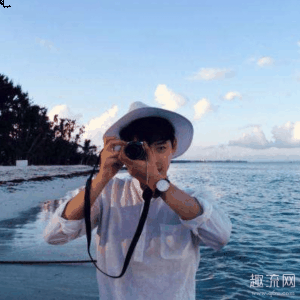 妥妥的男神气质十足！ 男生白潮牌商城衬衫要怎么搭配好看 那么对于男生来说（男生白衬衫要怎么搭配好看?现男友李现亲身演绎白衬衫搭配效果!）