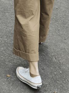  如何判断自己适合潮牌信息低帮还是高帮匡威 1（低帮匡威搭配什么裤子男生,记住一点:裤子一定要宽松!）