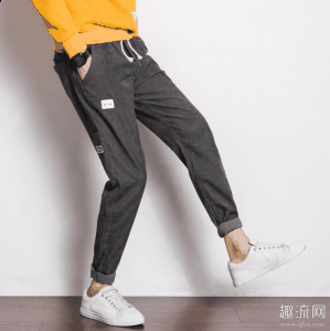  今年小脚裤休闲裤潮牌似乎又开始流行起来了（小脚休闲裤配什么鞋子好看?今年的流行这几种穿搭方法,你get到了吗?）