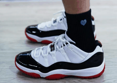 搭载半透明外潮牌资讯底和碳纤维板（AJ11 low黑红康扣上脚 AJ11 low适合冬天穿还是夏天穿）