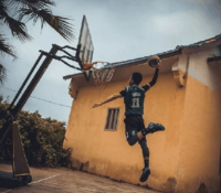 后撤步三分、快攻的单手滑翔劈扣、超级大拉杆、三潮牌汇潮牌网店分球杀死比赛悬念等模仿画面还原了这位联盟顶尖射手在场上的精彩瞬间（中国模仿帝陈挑战是谁 模仿帝陈挑战王哲林视频）