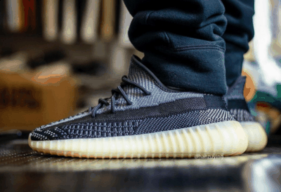 Yeezy 350 V2全新黑白灰配潮牌品牌色上脚 Yeezy 350夏天穿热吗（Yeezy 350 V2全新黑白灰配色上脚 Yeezy 350夏天穿热吗）