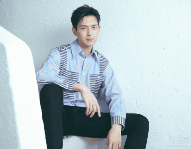淡黄的长裙火红的裤衩是什么潮牌汇潮牌网梗 李现淡黄的长裙火红的裤衩表情包（淡黄的长裙火红的裤衩是什么梗 李现淡黄的长裙火红的裤衩表情包）