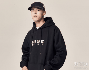 单独穿卫衣太普通怎么办潮牌商城 这样穿搭卫衣绝对时尚耐看不普通（单独穿卫衣太普通怎么办 这样穿搭卫衣绝对时尚耐看不普通）